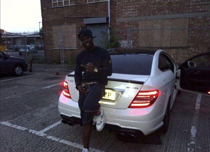 După ce a postat această poză pe Facebook, poliţia a venit şi l-a săltat de acasă. Acum e în închisoare 206219