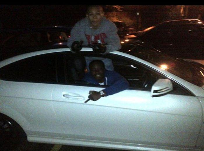 După ce a postat această poză pe Facebook, poliţia a venit şi l-a săltat de acasă. Acum e în închisoare 206221