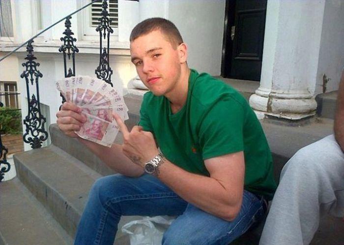 După ce a postat această poză pe Facebook, poliţia a venit şi l-a săltat de acasă. Acum e în închisoare 206222