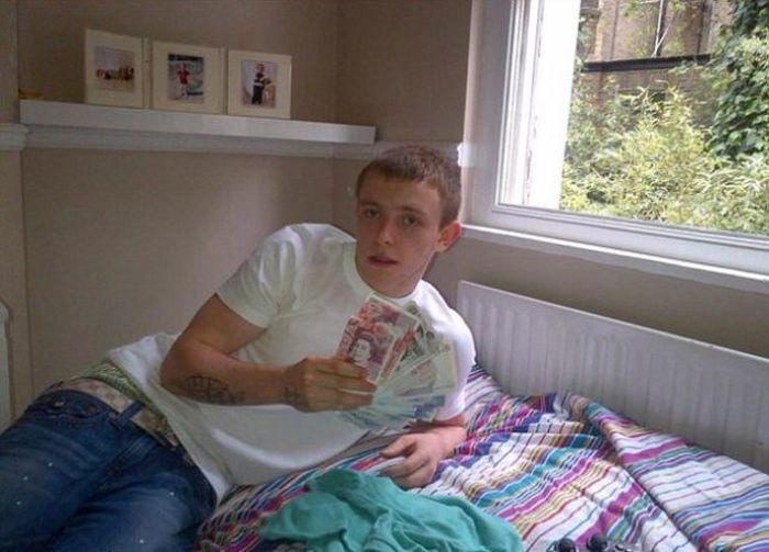 După ce a postat această poză pe Facebook, poliţia a venit şi l-a săltat de acasă. Acum e în închisoare 206223