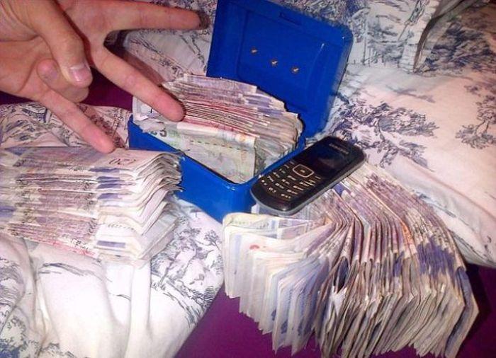 După ce a postat această poză pe Facebook, poliţia a venit şi l-a săltat de acasă. Acum e în închisoare 206225