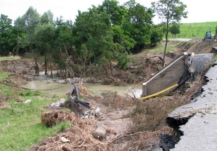 Mai multe case şi terenuri agricole, inundate în Suceava, în urma unei ploi torenţiale