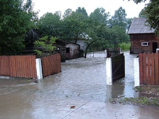 A plouat într-o oră cât într-o lună. Zeci de gospodării inundate în Suceava. &quot;Apa ajungea până la pervazul casei&quot;