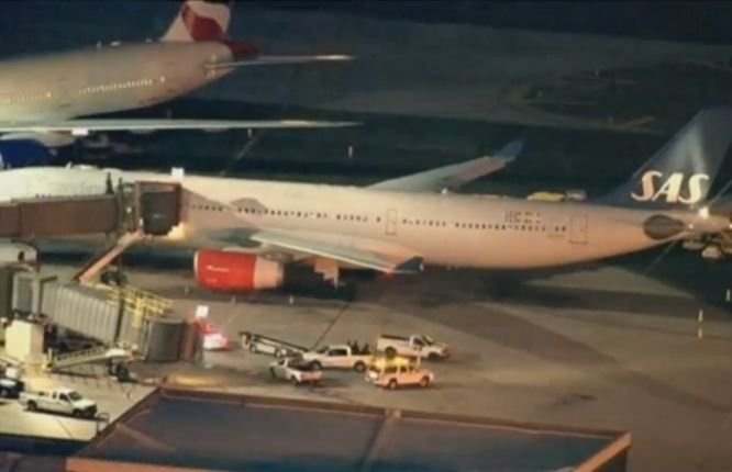Incident pe un aeroport din SUA. Două avioane de pasageri s-au &quot;agăţat&quot; în timpul manevrelor de decolare