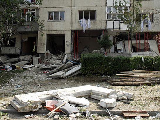 Explozie puternică într-un bloc din Deva. Pereţii apartamentelor au fost pur şi simplu spulberaţi