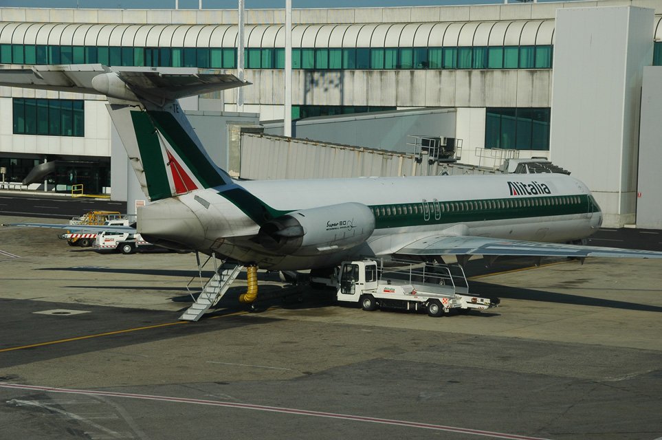 Nouăzeci de angajaţi Alitalia, arestaţi pentru furturi de bagaje