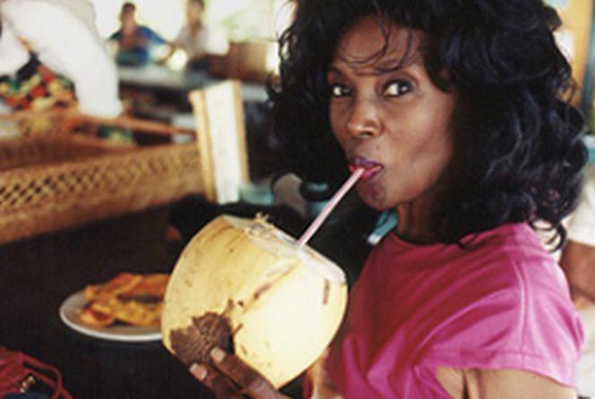 Femeia care a descoperit fântâna tinereţii. Are 70 de ani, dar nimeni nu îi dă mai mult de 35 206617