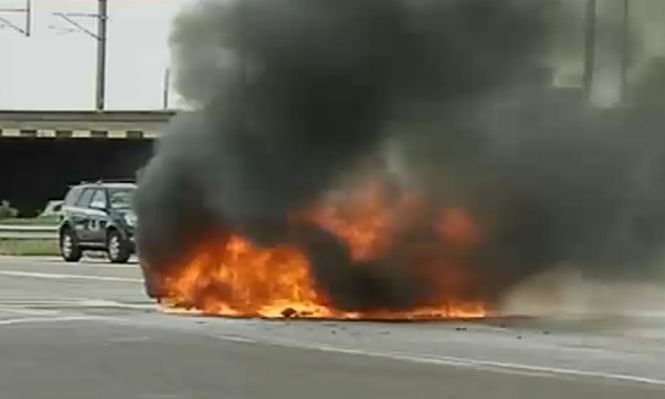 O maşină a ars ca o torţă pe autostrada A2