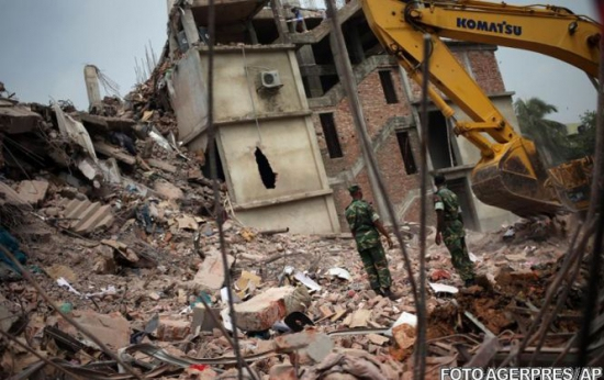 Bilanţul victimelor după prăbuşirea unei clădiri din Bagladesh a ajuns la 800 de morţi