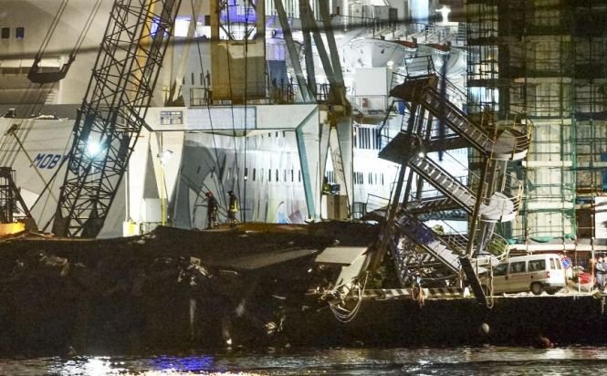 Dezastru în portul din Genova. Trei oameni au murit şi şase sunt daţi dispăruţi, după ce o navă a lovit turnul de control 