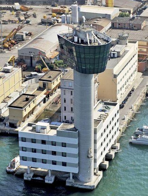 Dezastru în portul din Genova. Trei oameni au murit şi şase sunt daţi dispăruţi, după ce o navă a lovit turnul de control  206803