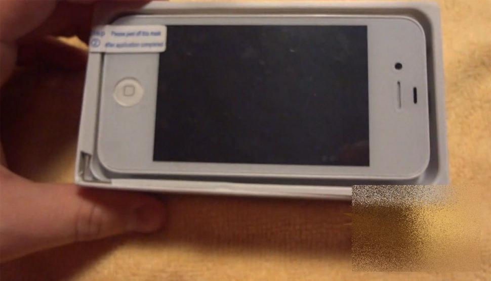 A crezut că face afacerea vieţii. Şi-a cumpărat un iPhone 4S, dar nu i-a venit să creadă ce i-a apărut pe ecran 206940