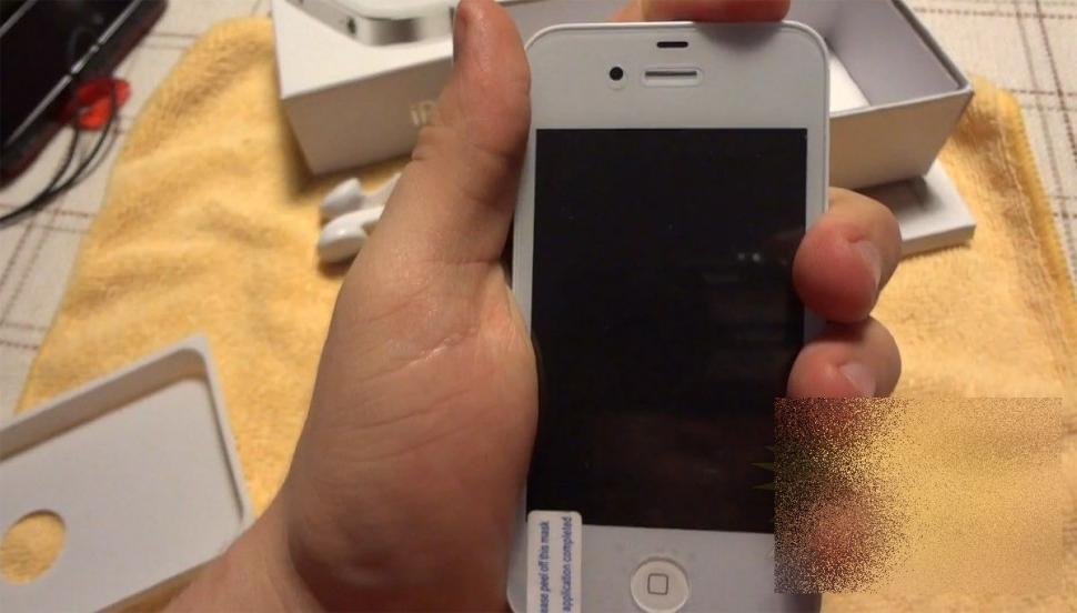 A crezut că face afacerea vieţii. Şi-a cumpărat un iPhone 4S, dar nu i-a venit să creadă ce i-a apărut pe ecran 206944