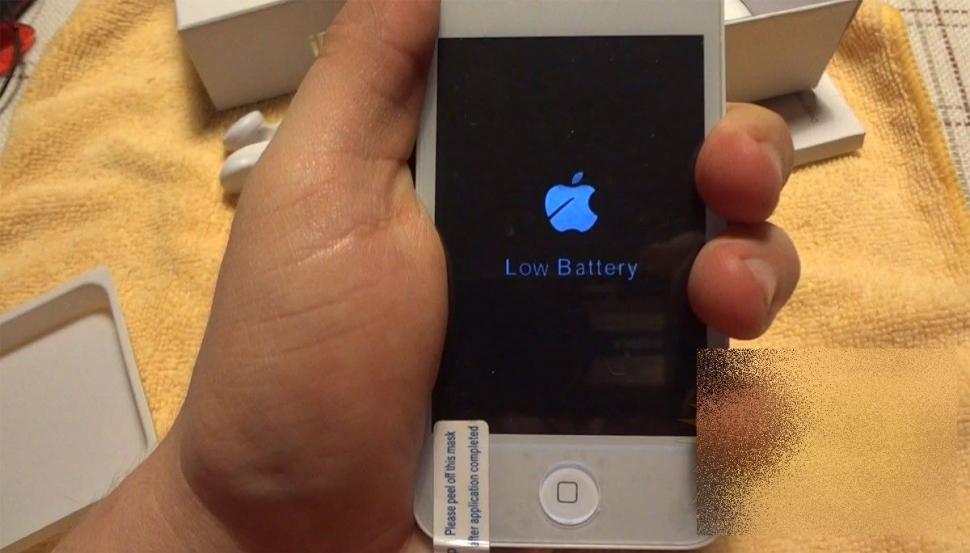 A crezut că face afacerea vieţii. Şi-a cumpărat un iPhone 4S, dar nu i-a venit să creadă ce i-a apărut pe ecran 206945