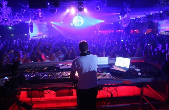 Dosar penal pentru muzică descărcată ilegal de pe internet. Un DJ român făcea atmosferă în club cu piese furate