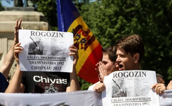 Scandal în centrul Chişinăului. Naţionaliştii moldoveni s-au luat la harţă cu nostalgicii erei sovietice