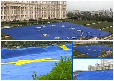Steagul Uniunii Europene, de dimensiuni impresionante, este expus ACUM în faţa Casei Poporului