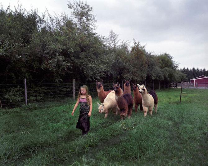 Vezi o galerie foto impresionantă cu fetiţa care iubeşte toate animalele 207081