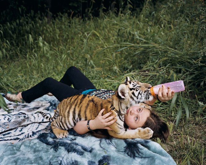 Vezi o galerie foto impresionantă cu fetiţa care iubeşte toate animalele