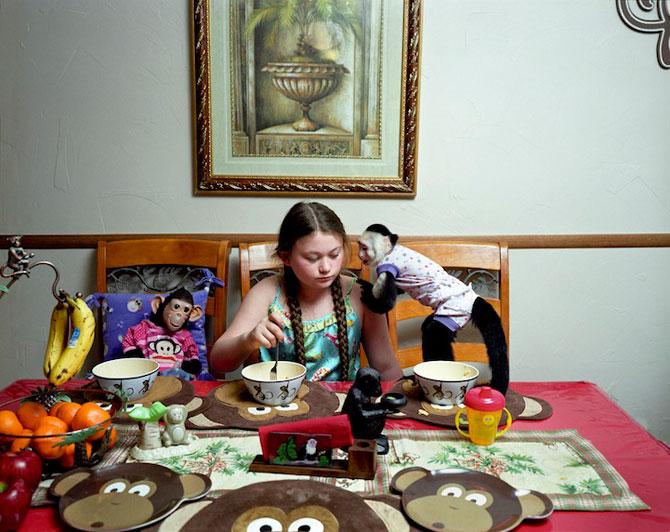 Vezi o galerie foto impresionantă cu fetiţa care iubeşte toate animalele 207094