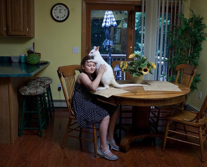 Vezi o galerie foto impresionantă cu fetiţa care iubeşte toate animalele 207099