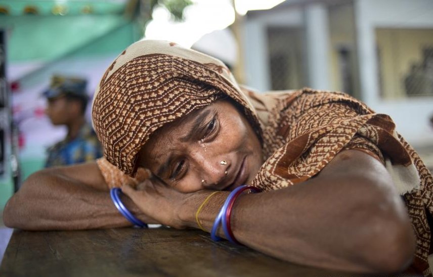 Femeie găsită ÎN VIAŢĂ sub dărâmăturile clădirii prăbuşite în Bangladesh: &quot;Vă rog, salvaţi-mă&quot;