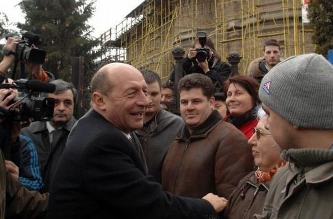 Incident la vizita preşedintelui Băsescu la o mănăstire din Bistriţa-Năsăud. Un bărbat a sărit în faţa maşinii în care se afla şeful statului