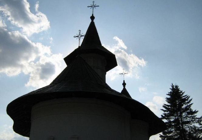 Încrederea românilor în biserică se clatină. Cei mai mulţi se bazează pe pompieri şi armată