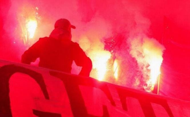 Meciul Steaua-Dinamo întrerupt, după ce fanii au aruncat torţe în teren. Roş-albaştrii i-au bătut pe &quot;câini&quot; cu 2-0 