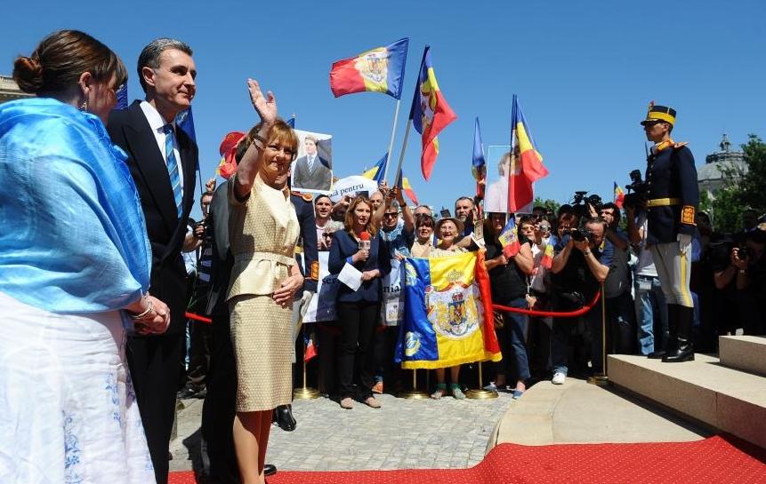 ZIUA REGALITĂŢII: Principesa Margareta şi principele Radu au depus buchete de flori la statuia Regelui Carol I 207254