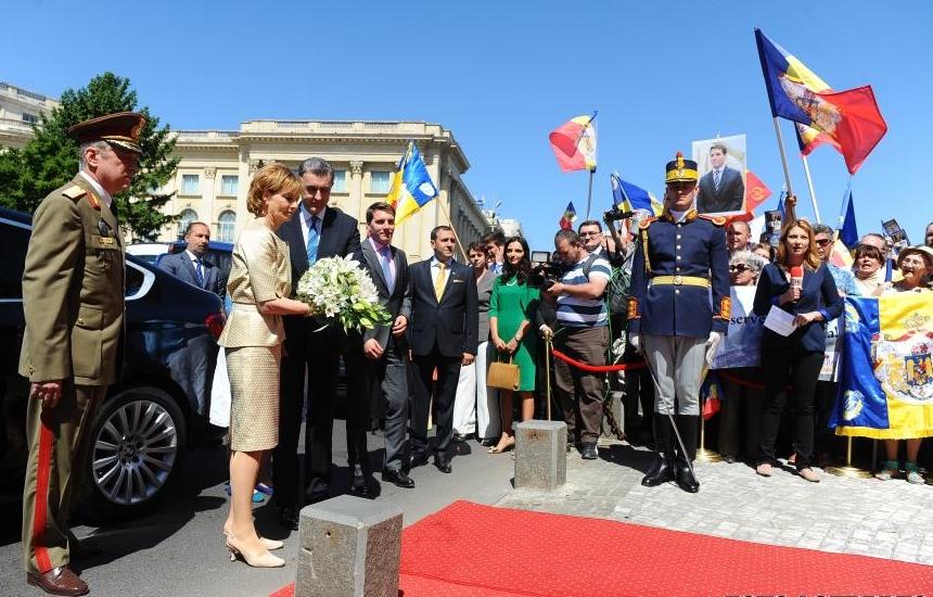 ZIUA REGALITĂŢII: Principesa Margareta şi principele Radu au depus buchete de flori la statuia Regelui Carol I 207257