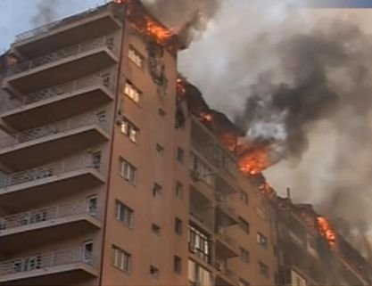 Douăsprezece apartamente, dintre care opt locuite, au ars în urma unui incendiu, în Huşi