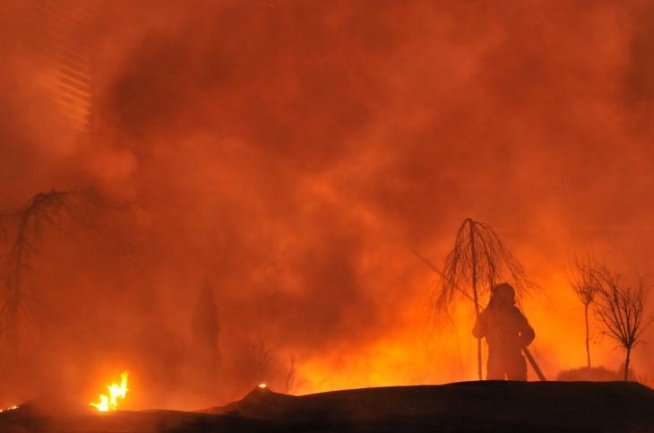 Incendiu violent în Bacău. Peste zece hectare de teren ard de 24 de ore