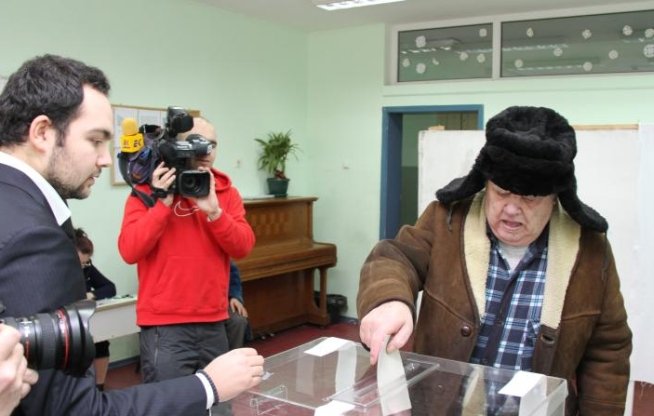 Sute de mii de buletine de vot false, confiscate de autorităţile bulgare cu o zi înainte de alegeri