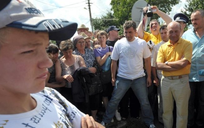 Traian Băsescu iese din nou în public. Preşedintele participă la Zilele Localităţii Peştera