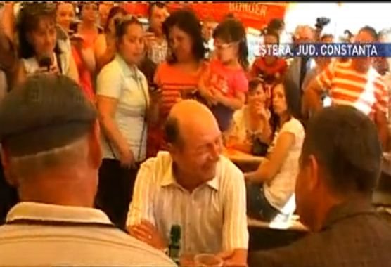 Traian Băsescu, la Peştera: &quot;Domnule primar, nu putem bea aici! Hai să mergem&quot;