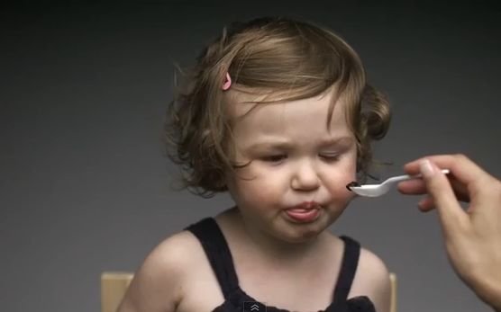 VIDEO AMUZANT: Cum reacţionează copiii când gustă pentru prima dată ceapă, măsline sau lămâie