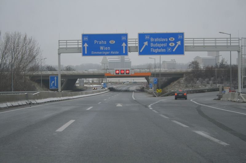 Austria. Doi români au fost loviţi de maşini, în timp ce încercau să traverseze o autostradă
