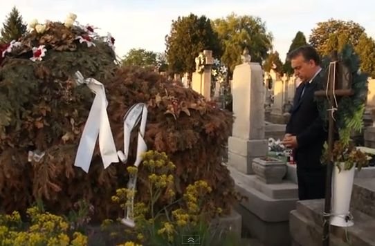 Premierul Ungariei, moment de reculegere la mormântul românului bătut până la moarte de poliţiştii unguri