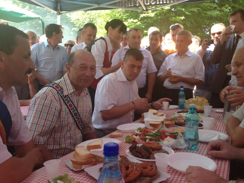Preşedintele continuă băile de mulţime. Traian Băsescu a participat duminică la Sâmbra Oilor