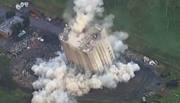 Demolare spectaculoasă în Australia. Vezi cum a fost doborât un vechi siloz de beton 