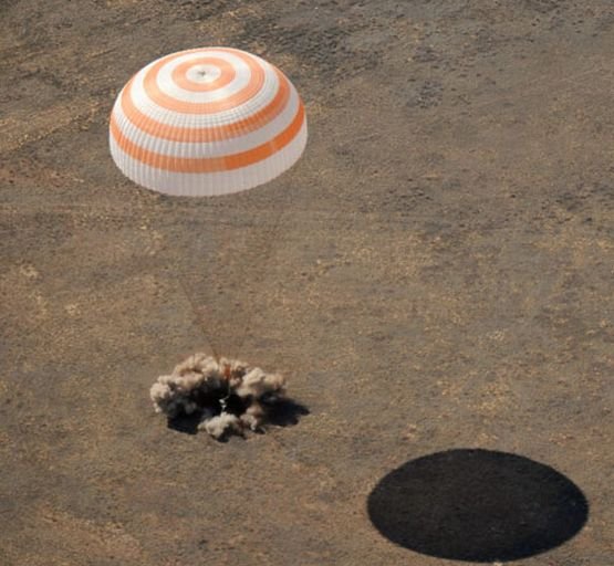 Aterizare în siguranţă în Kazahstan. Capsula Soyuz, cu 3 astronauţi la bord, şi-a încheiat misiunea