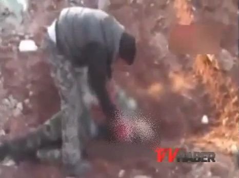 IMAGINI ŞOCANTE: Un rebel sirian s-a filmat &quot;muşcând din inima unui militar&quot;