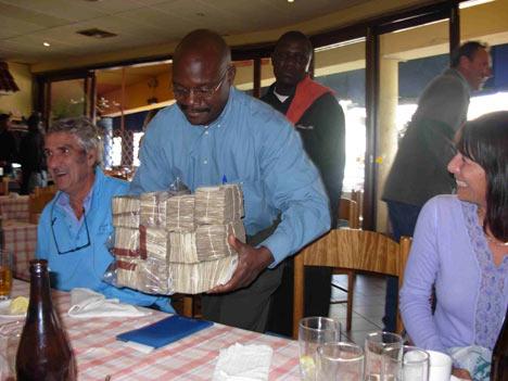 În această ţară fiecare locuitor este MILIONAR, dar moare de foame. Paradoxul dur al unei răsturnări economice fără precedent 207683