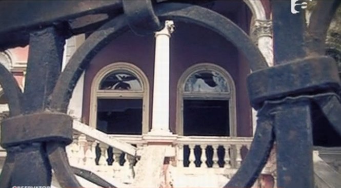 Istorie aruncată la gunoi. Palatul Burger din Târgu Mureş a ajuns o ruină 