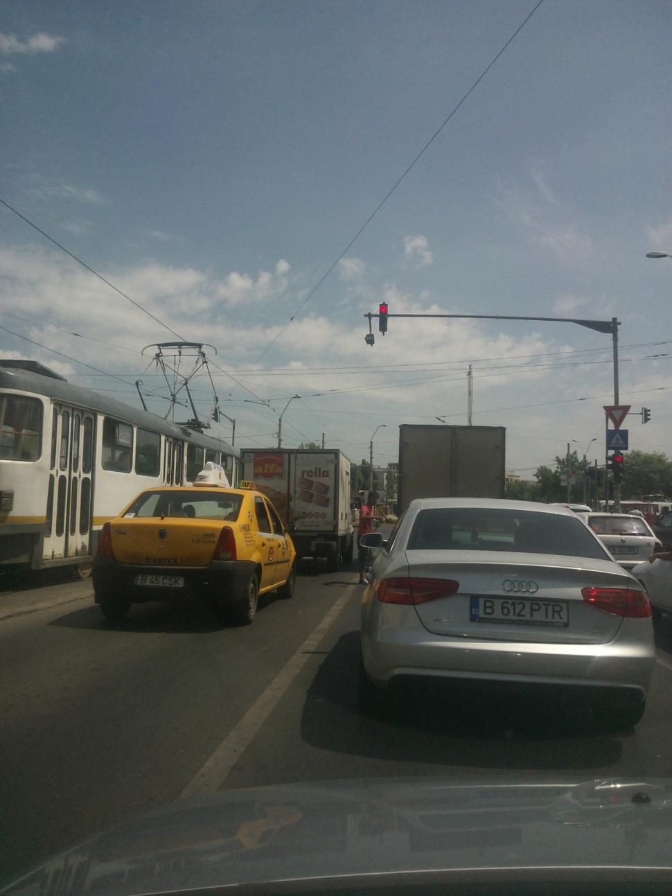 Se întâmplă în Bucureşti, la fiecare intersecţie, iar Poliţia nu ia nicio măsură 207704