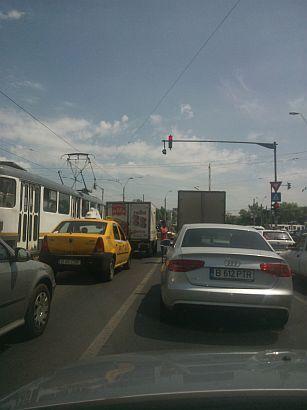 Se întâmplă în Bucureşti, la fiecare intersecţie, iar Poliţia nu ia nicio măsură 207705