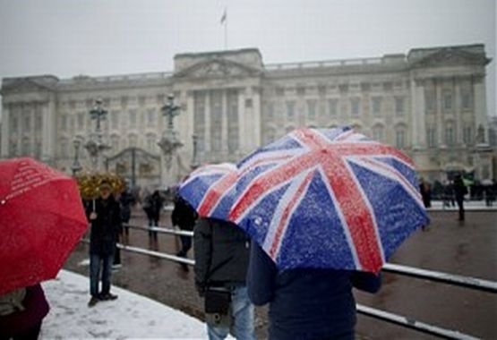 Surprize meteorologice: ZĂPADĂ de mai şi ploi abundente, în Marea Britanie