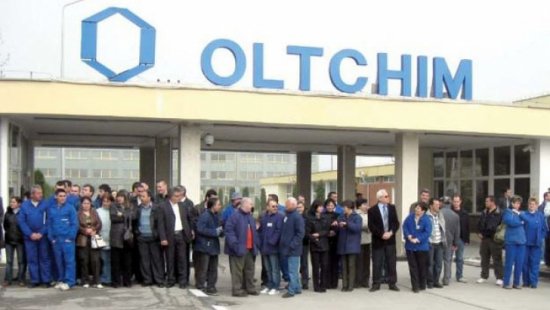 Teamă de şomaj la Oltchim. Angajaţii de pe platforma Bradu au ieşit în stradă