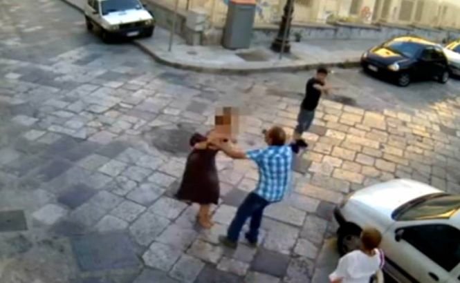 Italia. O femeie se bate parte-n parte cu doi hoţi